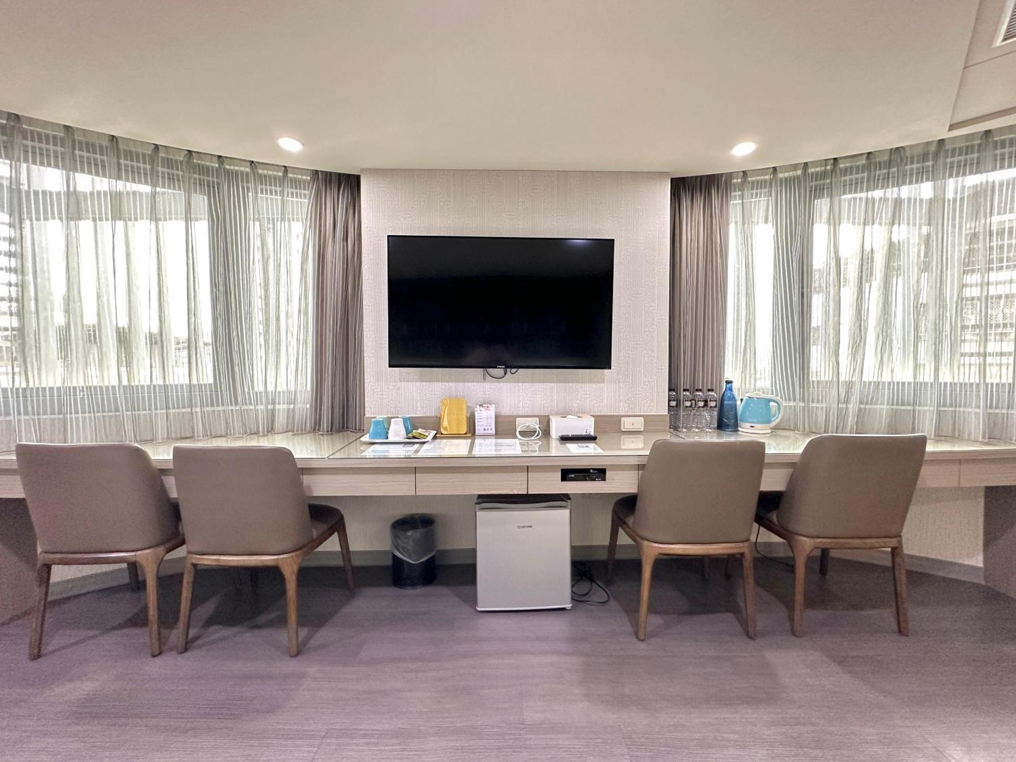 Mei Hotel Taichung Bagian luar foto