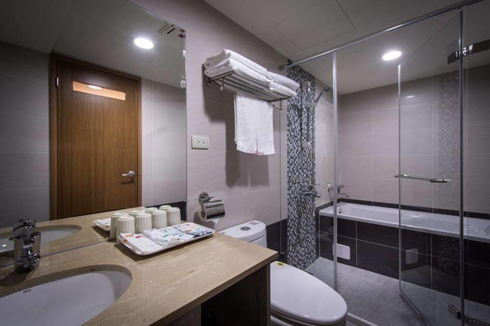Mei Hotel Taichung Bagian luar foto