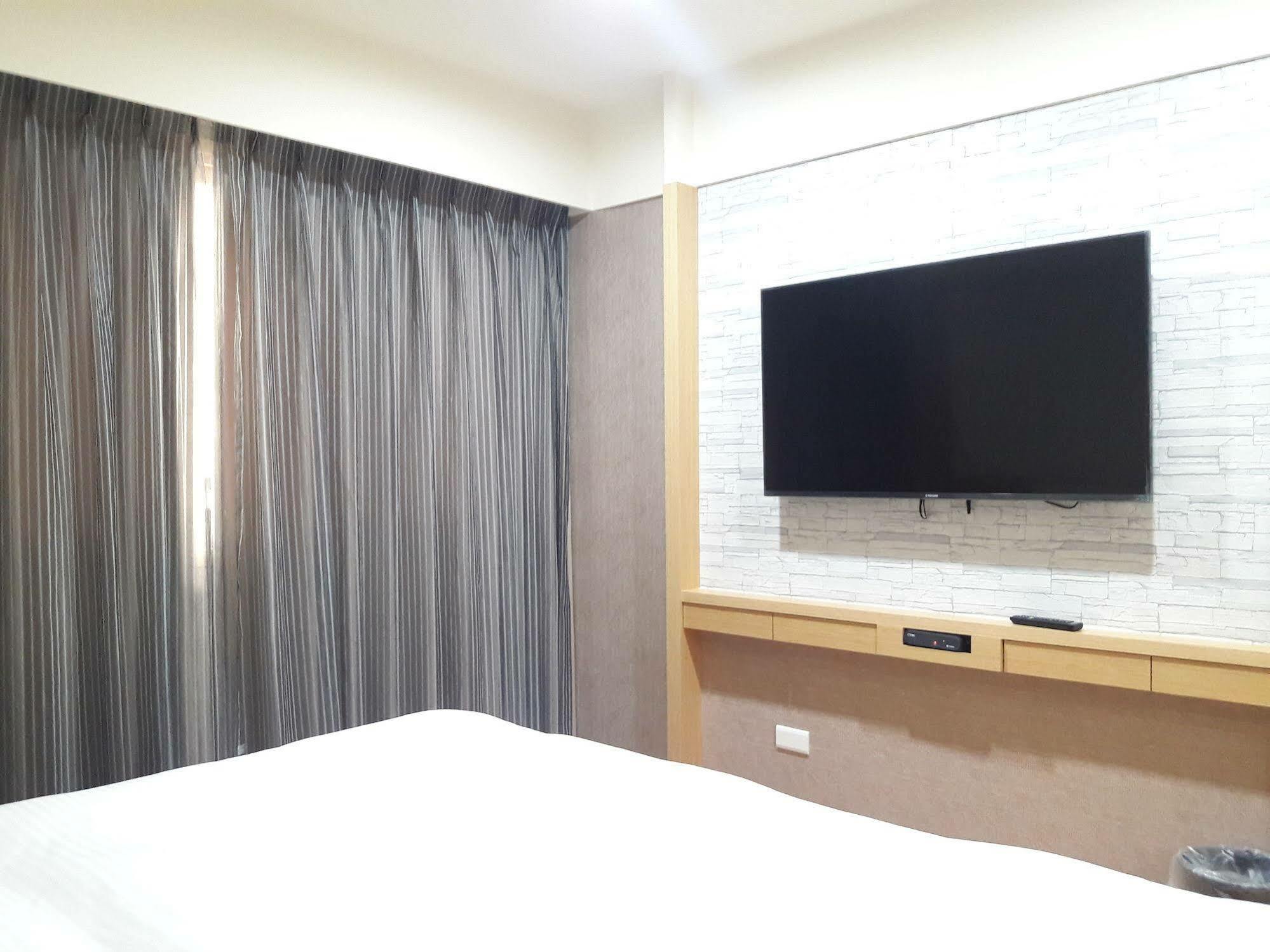 Mei Hotel Taichung Bagian luar foto