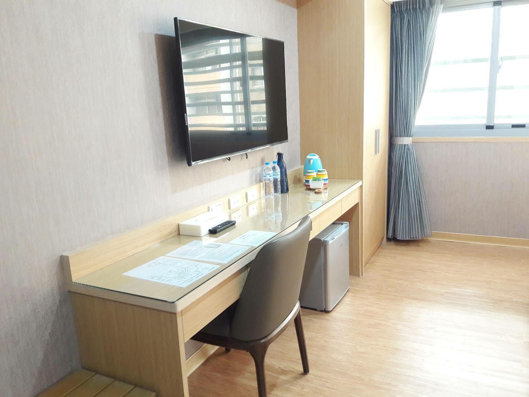 Mei Hotel Taichung Bagian luar foto