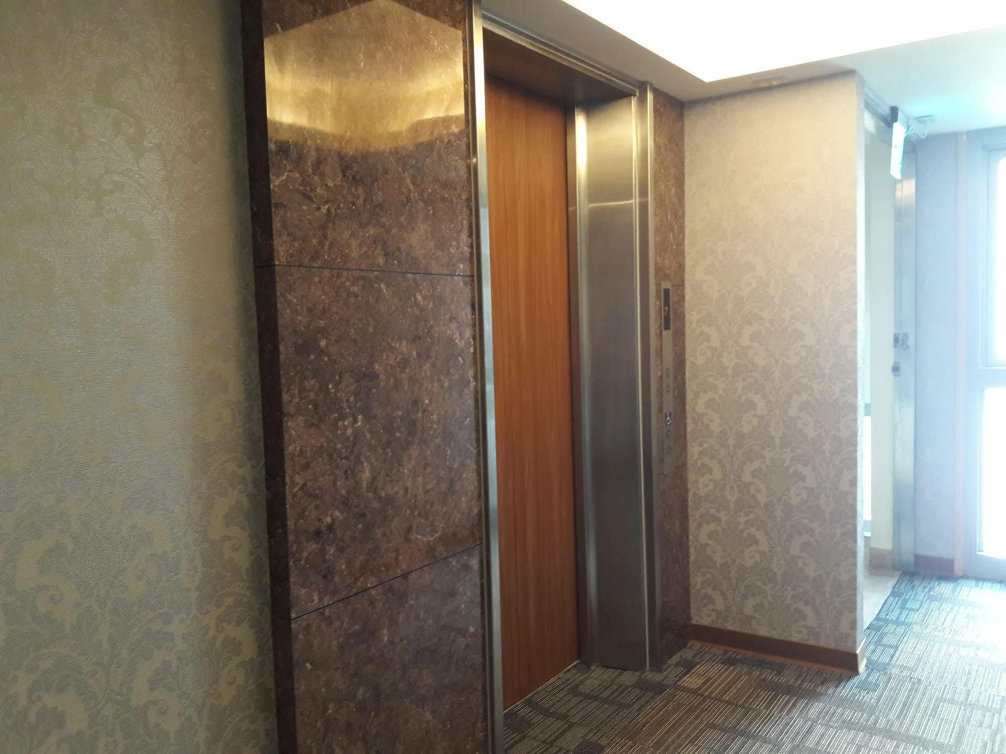 Mei Hotel Taichung Bagian luar foto